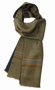Elegancki jedwabny szalik w kolorze khaki, ozdobiony błękitno-pomarańczowym geometrycznym wzorem