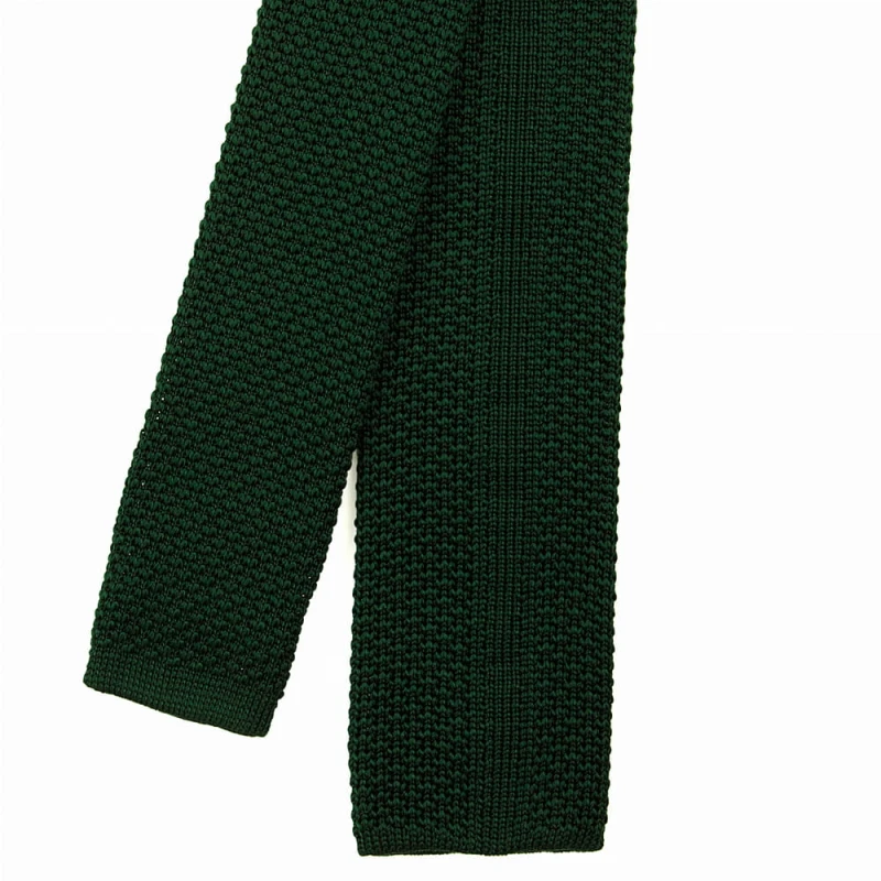 Krawat knit w kolorze butelkowej zieleni - wykończenie