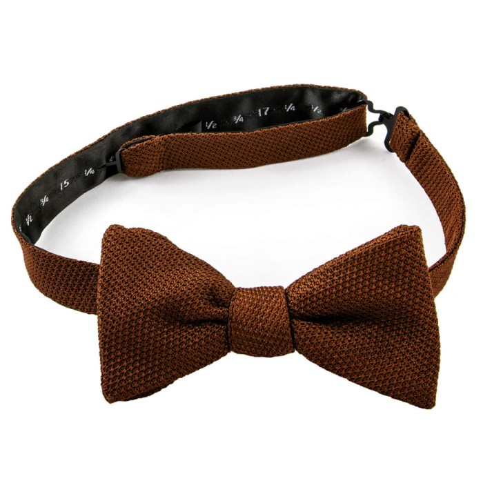 Self-tying bow tie made from filolao grenadine in a rich red color