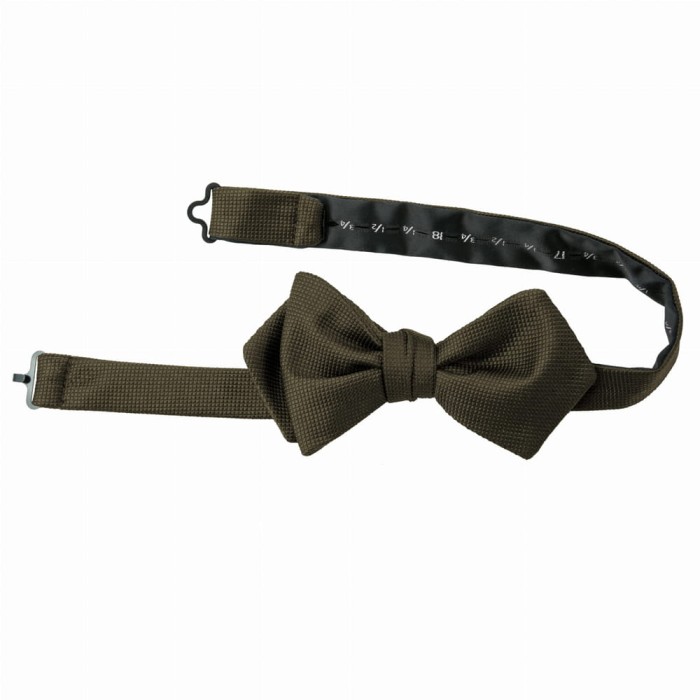 Elegant silk jacquard bow tie in brown with a diamond structure