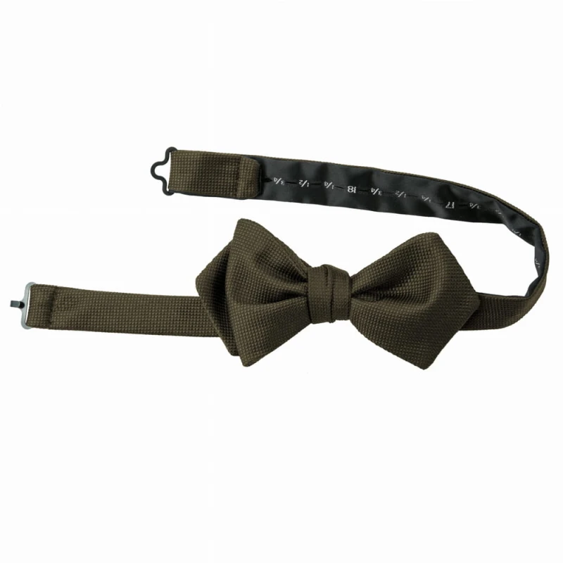 Elegant silk jacquard bow tie in brown with a diamond structure