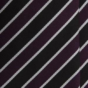 Zbliżenie na czarno-fioletowy jedwabny żakardowy krawat w srebrne prążki