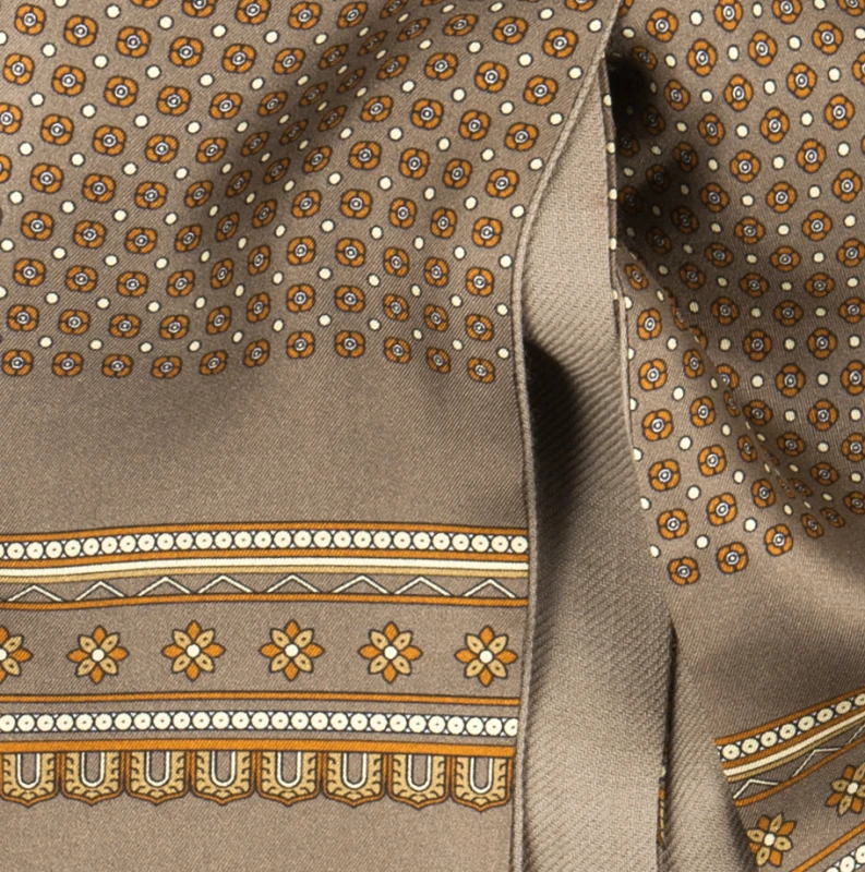 Light brown silk scarf with floral pattern and wool lining - fabrics structure